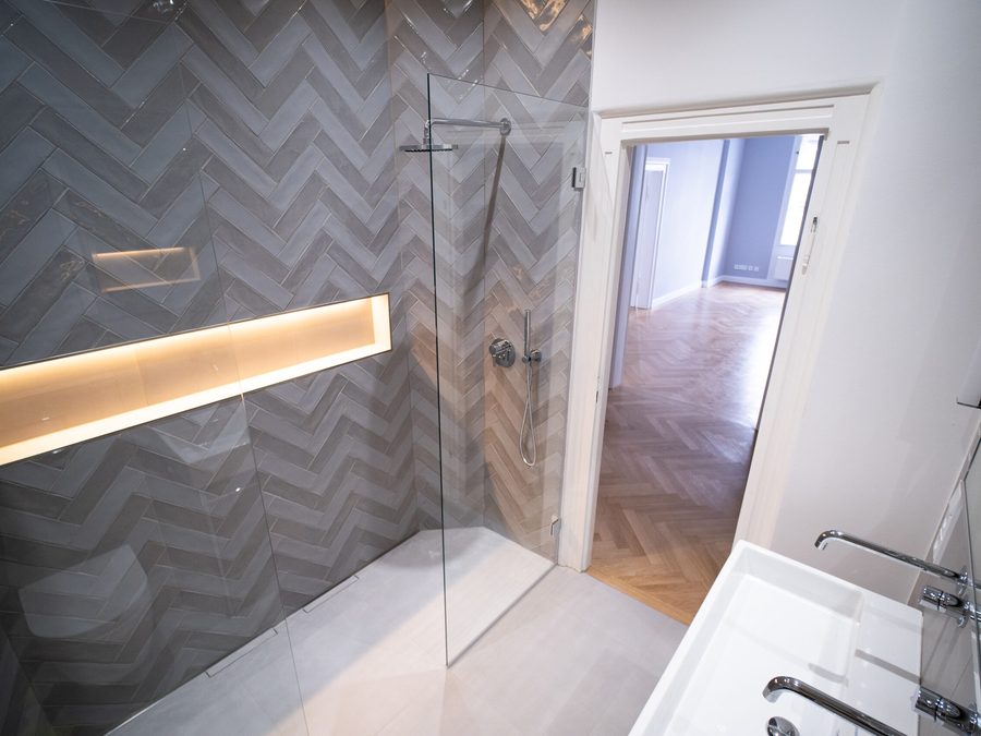 Bodengleiche Dusche mit Glasabtrennung und Fischgratfliesen