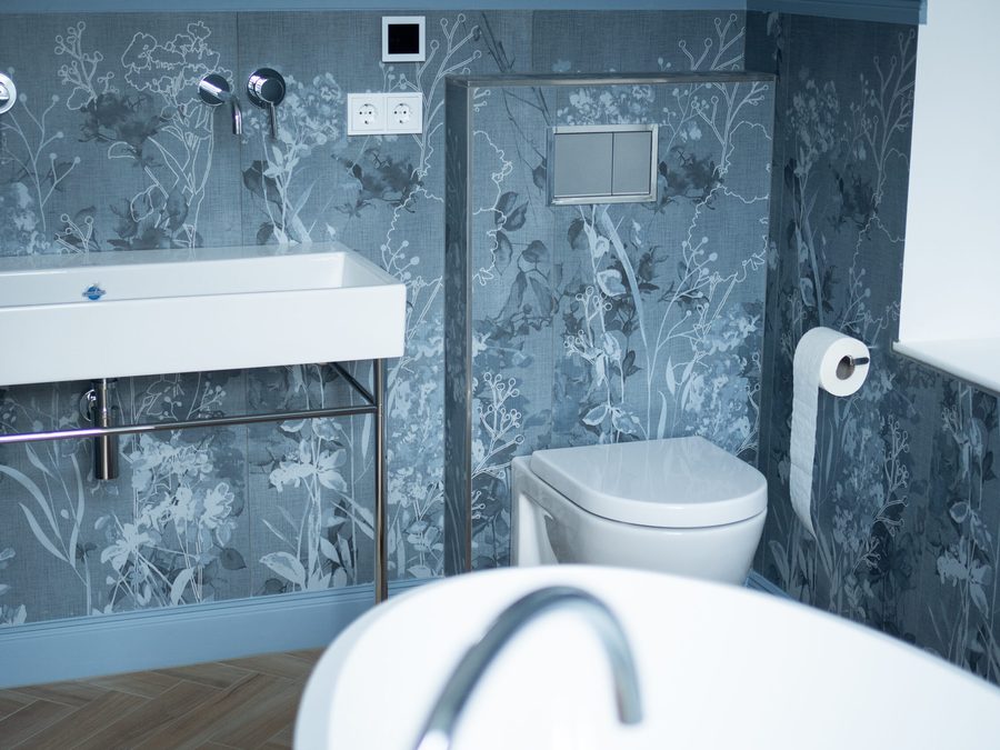 Waschtisch und Wand-WC vor großformatigem Marmordekor