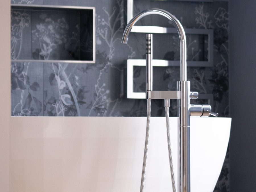 Standarmatur an einer freistehenden Wanne, dahinter der Heizkörper