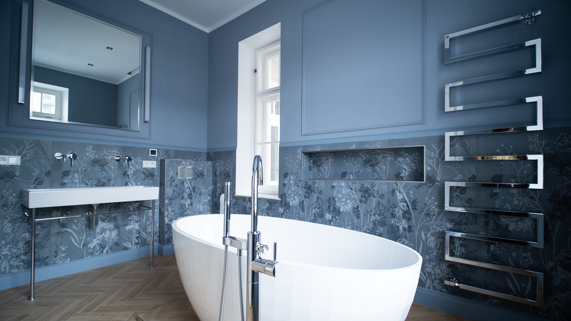 Von TEUS Haustechnik saniertes Badezimmer mit freistehender Wanne, Designheizkörper und Fischgratparkett