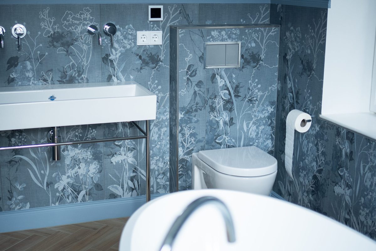 Waschtisch und Wand-WC in einem von TEUS Haustechnik sanierten Badezimmer