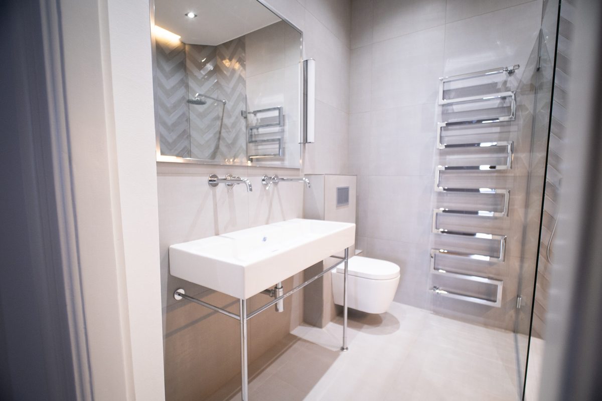 Fertig saniertes Badezimmer mit bodengleicher Dusche