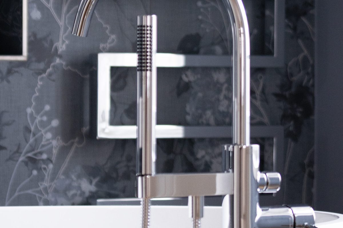 Standarmatur mit Handbrause an einer freistehenden Badewanne